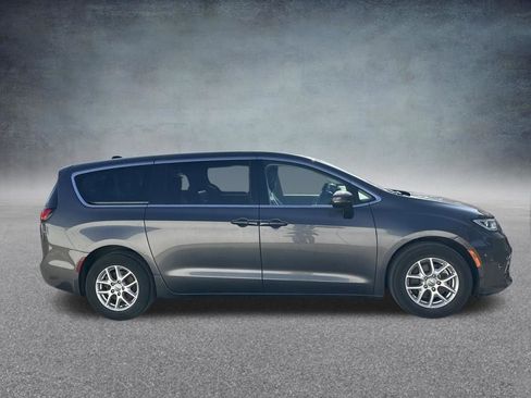Used 2023 Chrysler Pacifica Touring-L FWD image 37