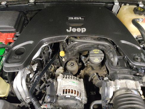 Used 2018 Jeep Wrangler Unlimited Sport S AWD/4WD image 30