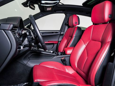 Certified 2025 Porsche Macan image 5