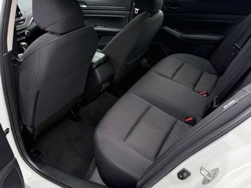 Used 2025 Nissan Altima 2.5 SV FWD image 2