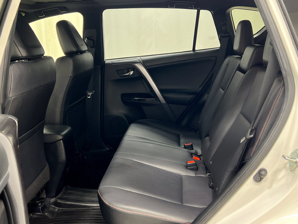 Used 2018 Toyota RAV4 SE w/ Power Extra Value Package AWD/4WD image 30