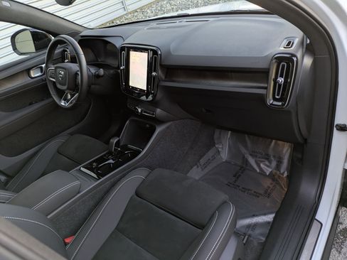 Certified 2023 Volvo C40 P8 Recharge Ultimate w/ Protection Package Premier image 32