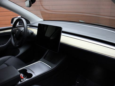 Used 2022 Tesla Model Y Long Range image 44