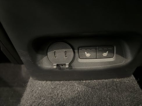 Used 2021 Volvo XC40 P8 Recharge image 27