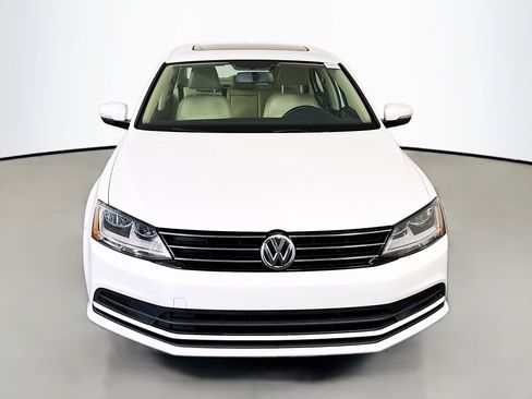 Used 2017 Volkswagen Jetta SE image 2