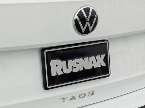 Used 2023 Volkswagen Taos SE w/ Panoramic Sunroof Package FWD image 19