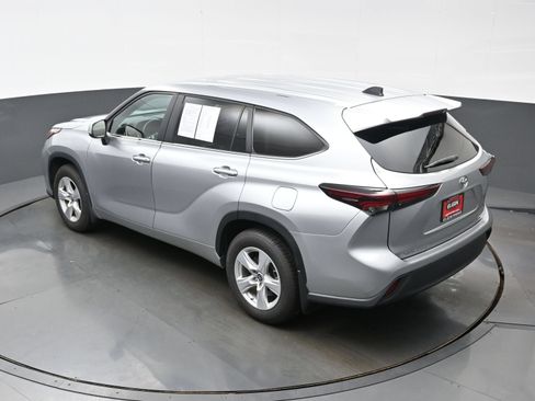 Used 2024 Toyota Highlander LE AWD/4WD image 39