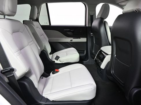 New 2026 Lincoln Aviator AWD image 18