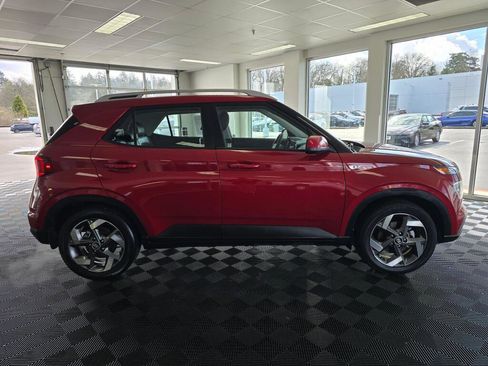 Used 2022 Hyundai Venue Limited FWD image 2