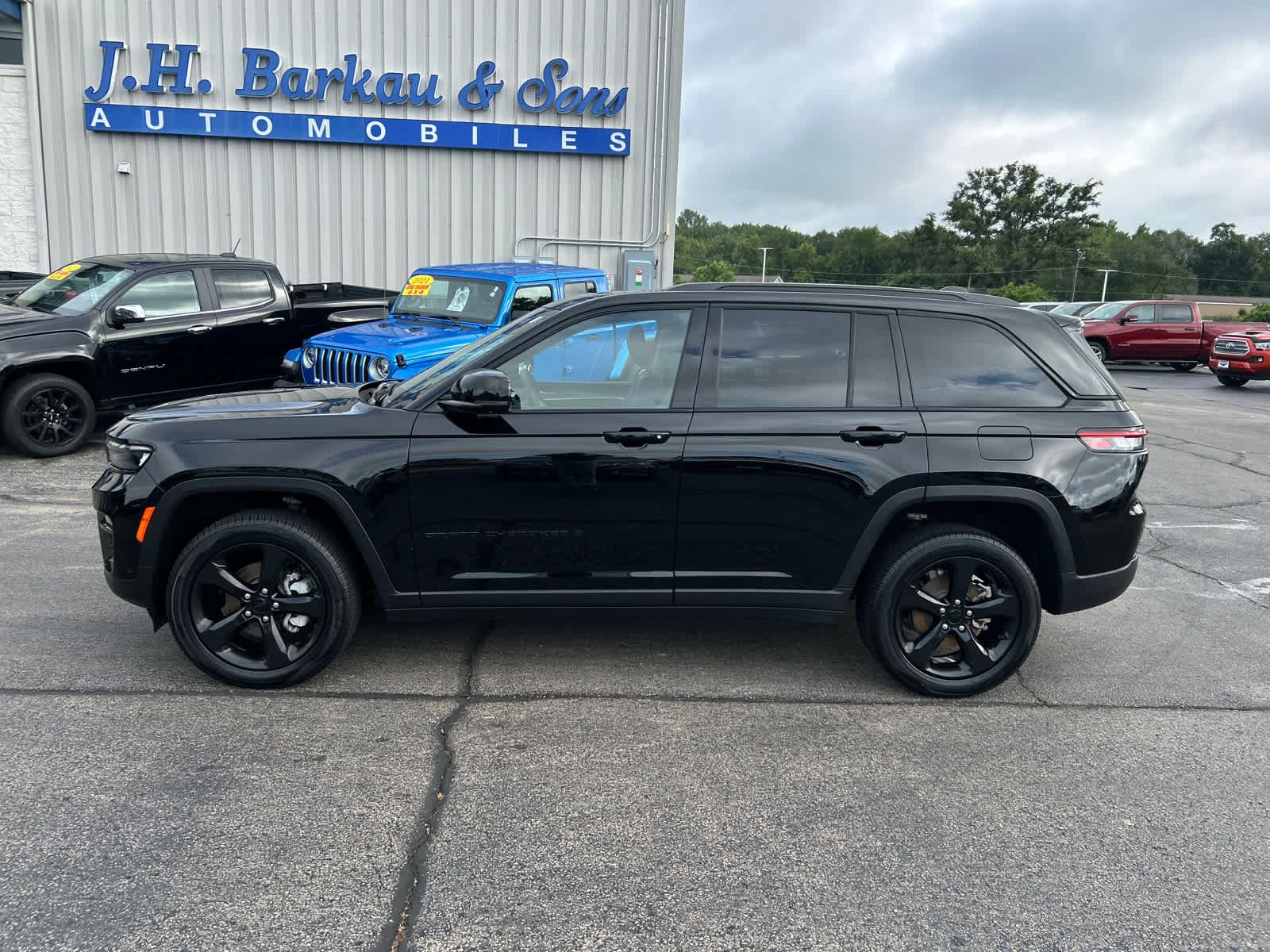 Used 2023 Jeep Grand Cherokee Limited w/ Luxury Tech Group II AWD/4WD image 6