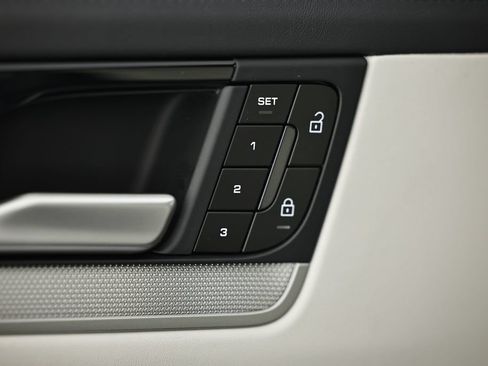 Certified 2025 Porsche Cayenne Coupe AWD/4WD image 20