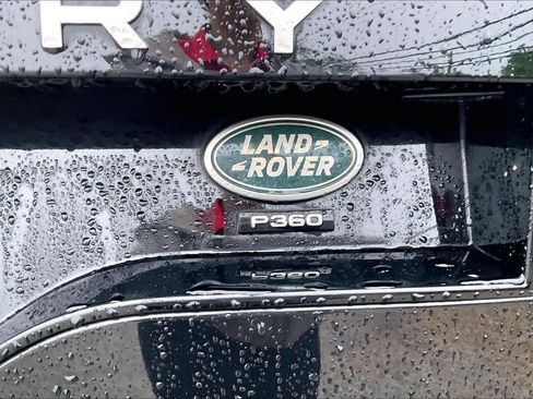 Used 2023 Land Rover Discovery Metropolitan Edition image 10