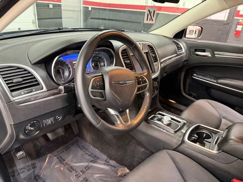 Used 2018 Chrysler 300 Touring image 14