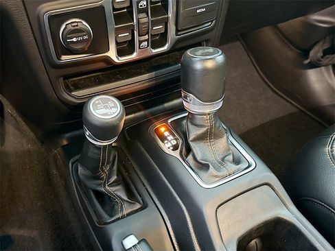 Used 2023 Jeep Wrangler Unlimited Sahara image 18