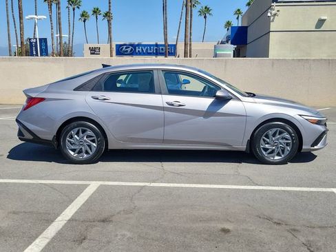 Used 2025 Hyundai Elantra Hybrid FWD image 32