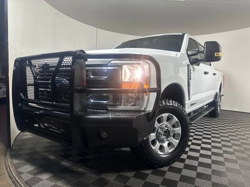 Used 2023 Ford F350 XLT AWD/4WD image 2