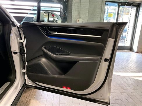 Used 2025 Porsche Macan 4 Electric image 29