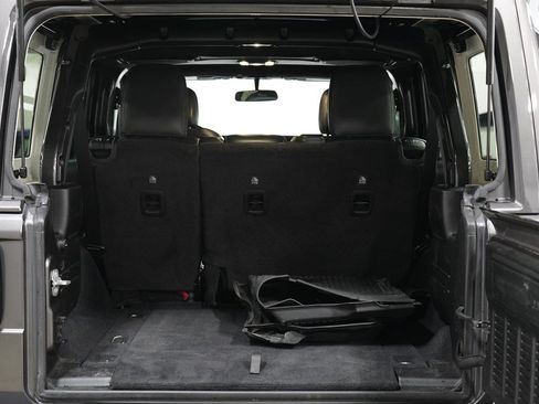 Used 2019 Jeep Wrangler Unlimited Sahara AWD/4WD image 17