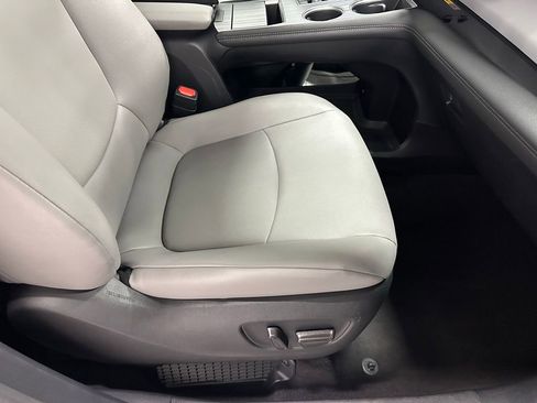 Used 2025 Toyota Sienna XLE image 63