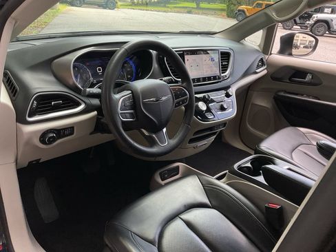 Used 2023 Chrysler Pacifica Touring-L FWD image 22