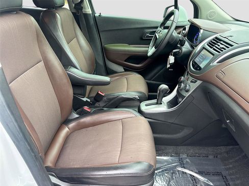 Used 2015 Chevrolet Trax LT w/ LT Sun and Sound Package FWD image 27