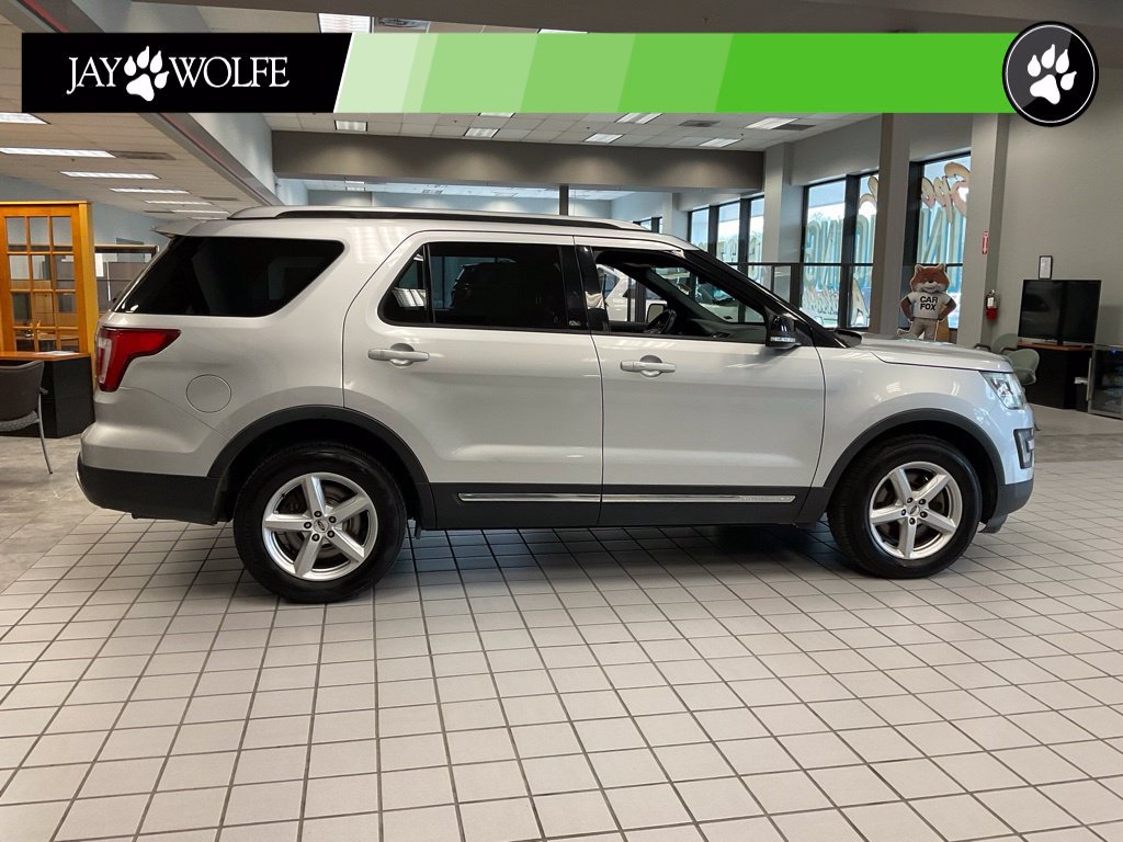 Used 2017 Ford Explorer XLT w/ Equipment Group 202A AWD/4WD image 6