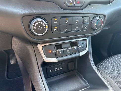 Used 2024 GMC Terrain SLE FWD image 26