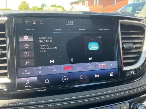 Used 2022 Chrysler Pacifica Touring-L FWD image 7