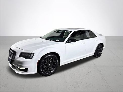 Used 2020 Chrysler 300 Touring L w/ Value Package AWD/4WD image 2