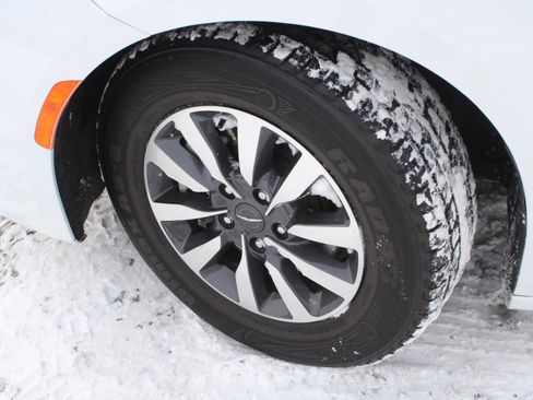 Used 2023 Chrysler Pacifica Limited image 21