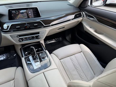 Used 2022 BMW 750i xDrive w/ Luxury Rear Seating Package image 43