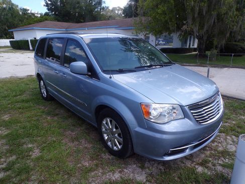 Used 2013 Chrysler Town & Country Touring image 3