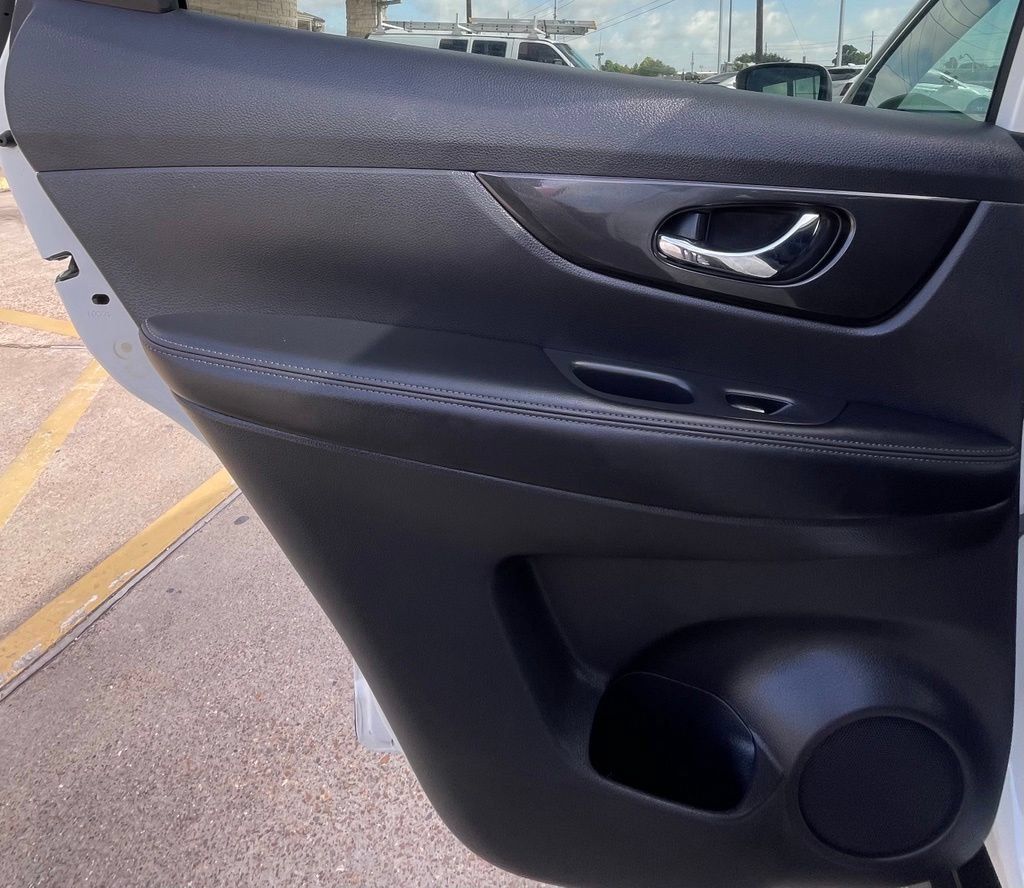 Used 2017 Nissan Rogue SV FWD image 28
