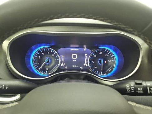 Used 2023 Chrysler Pacifica Touring-L FWD image 26