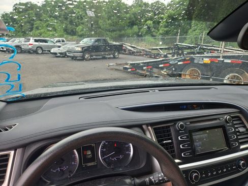 Used 2019 Toyota Highlander LE FWD image 9