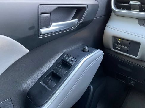 Used 2021 Toyota Highlander XLE AWD/4WD image 12