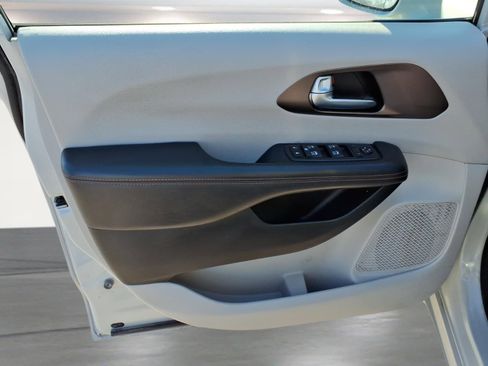 Used 2019 Chrysler Pacifica Touring-L Plus image 16