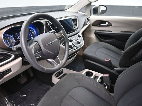 Used 2017 Chrysler Pacifica Touring FWD image 13