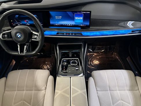 Used 2024 BMW i7 xDrive60 w/ Premium Package image 17