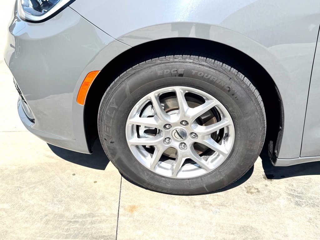 Used 2025 Chrysler Pacifica Select FWD image 9