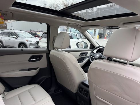 Used 2023 Nissan Rogue SV w/ SV Premium B Package image 32