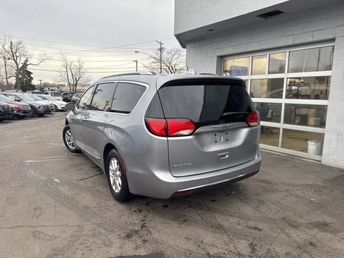 Used 2020 Chrysler Pacifica Touring-L image 4
