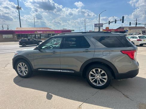 Used 2020 Ford Explorer XLT w/ Equipment Group 202A AWD/4WD image 6