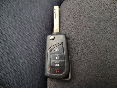 Used 2018 Toyota Camry LE image 32