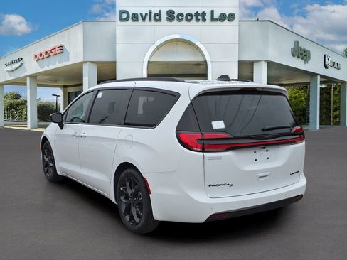 New 2026 Chrysler Pacifica Limited w/ Uconnect Theater Family Group image 7