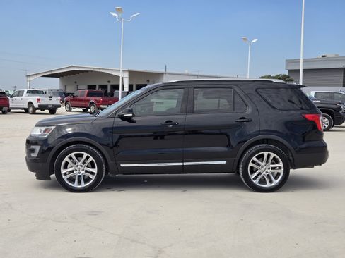 Used 2017 Ford Explorer XLT w/ Equipment Group 202A FWD image 4
