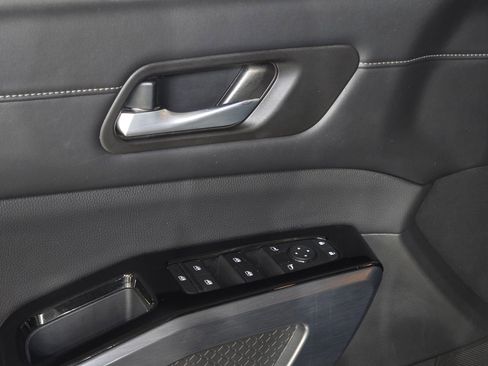 Used 2025 Nissan Pathfinder SL image 18