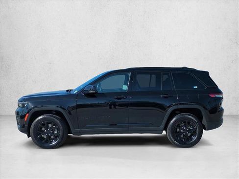 Used 2025 Jeep Grand Cherokee Altitude RWD image 9