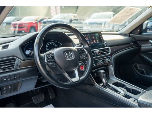 Used 2018 Honda Accord Touring image 11