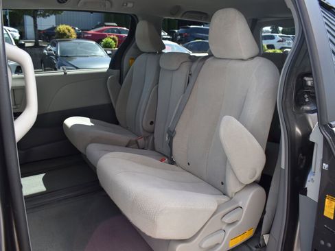 Used 2014 Toyota Sienna LE FWD image 19